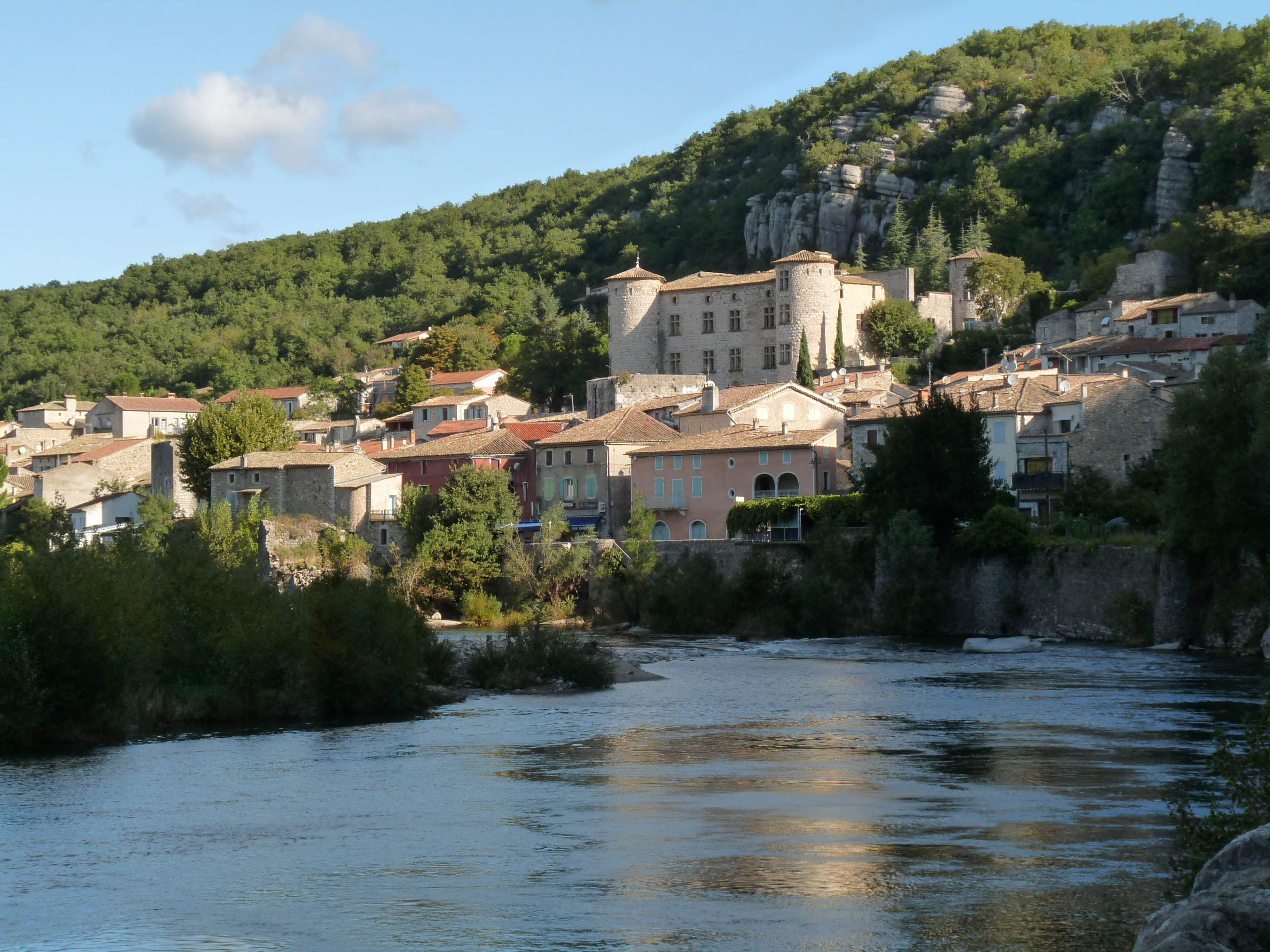 Vogüé Village de Caractère - vue de l'Ardèche