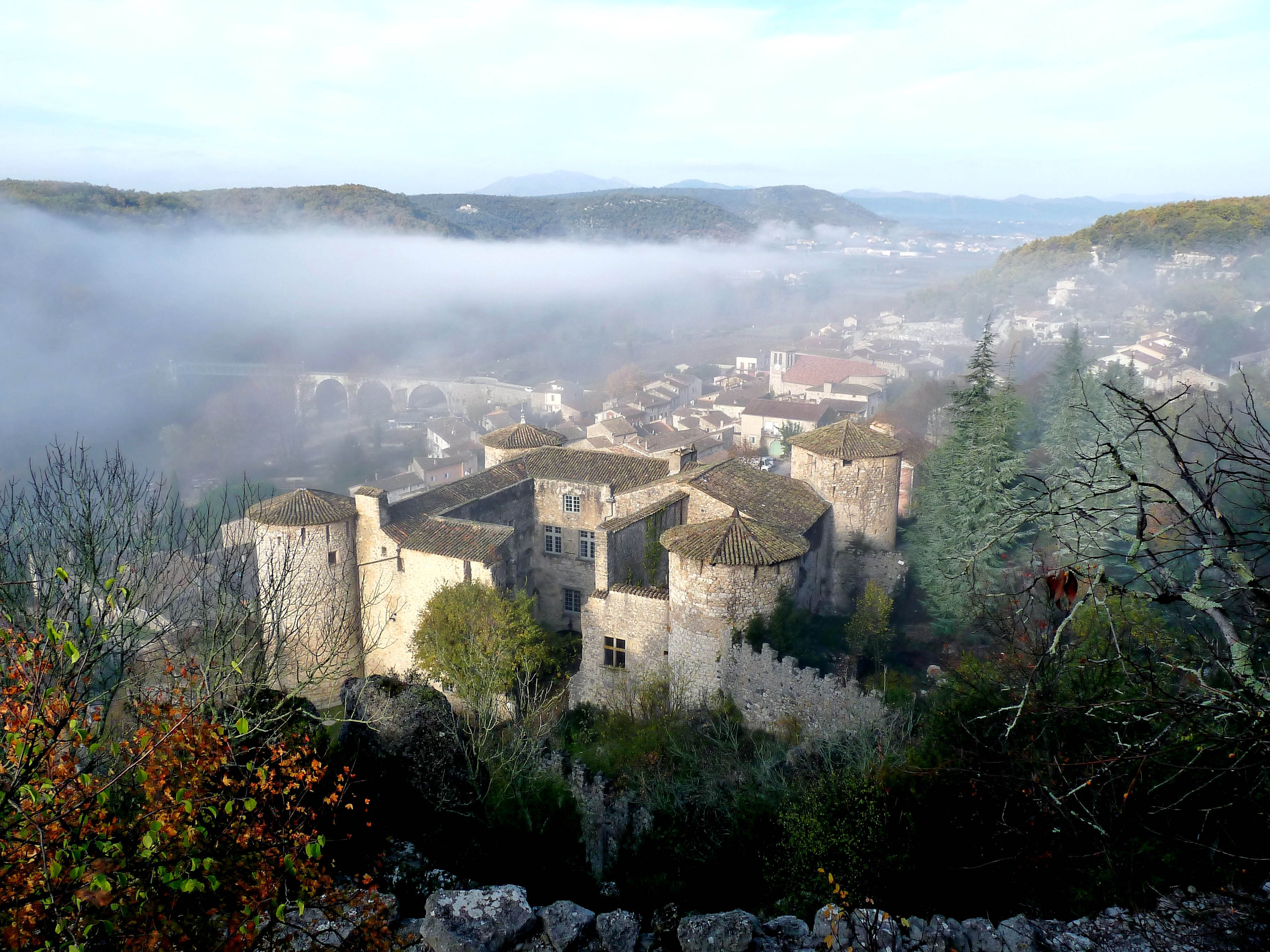 Vogüé village de caractère - Château sous la brume